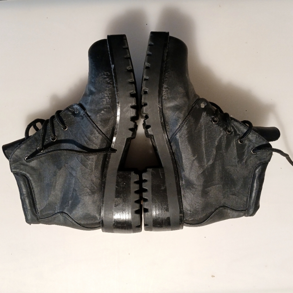 London Fog, black boots, sz 8, deep boot treads, lightly worn